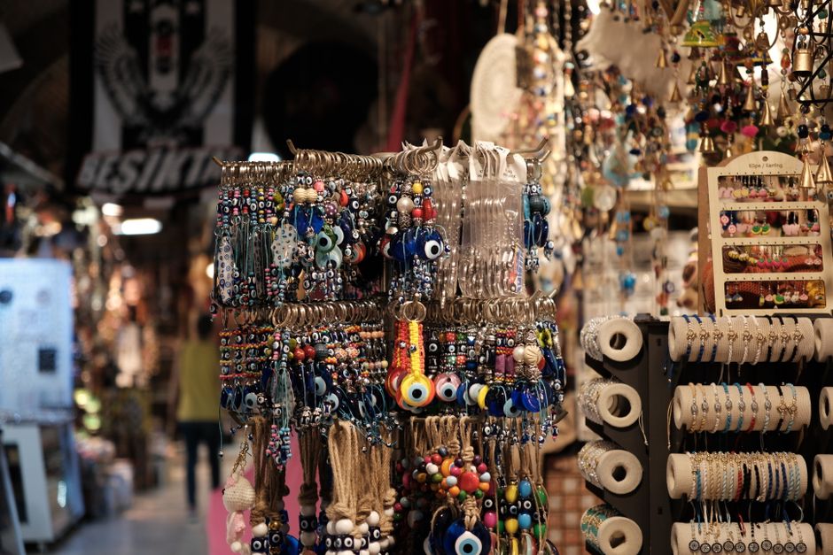 Vibrant display of traditional Turkish souvenirs in ?zmir's bustling bazaar.